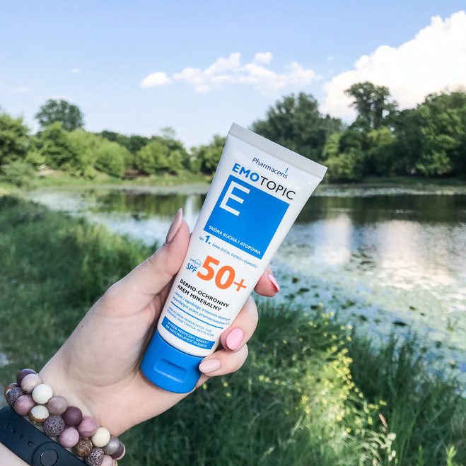 کرم ضد آفتاب بی رنگ مینرال درمو محافظ اموتوپیک فارماسریز SPF 50 محافظت بسیار بالا 75 میل