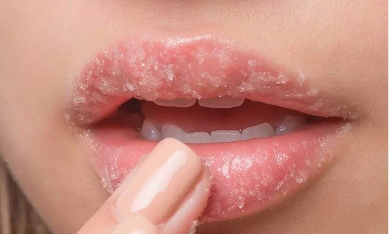 نحوه استفاده از اسکراب برای لب‌ها